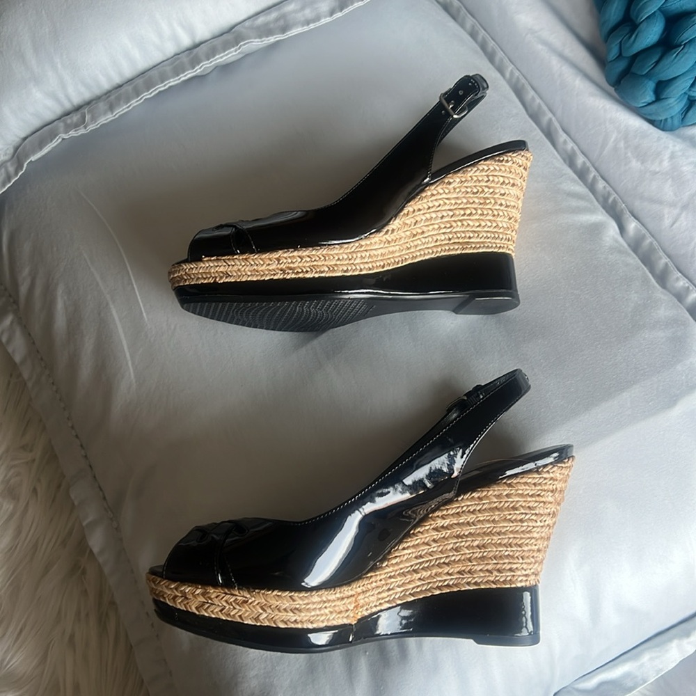 Stuart Weitzman NWT 7.5m Black Patent and Woven Wedges - Picture 7 of 14
